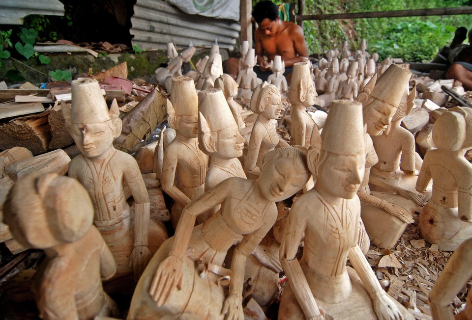 An artisan carves loroblonyo figures in Gedangsari, Gunung Kidul, Yogyakarta, on Thursday (24/11). Loroblonyo are traditional Central Javanese representations of an "inseparable couple" that symbolizes fertility. According to the Indonesian Chamber of Commerce and Industry, or Kadin, handicraft sector contributes Rp 93 trillion ($6.86 billion) to the country