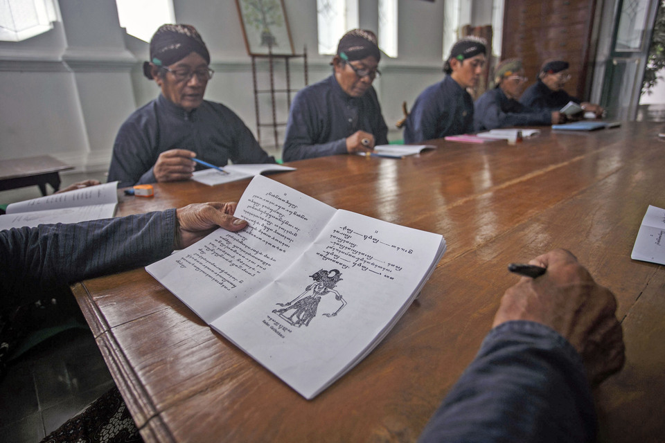 Palace courtiers take part in classes learning to read and write in the complex Javanese script at the Ngayogyakarta Palace library in Yogyakarta on Tuesday (22/11). Courtiers must master reading and writing of the script. (Antara Photo/Hendra Nurdiyansyah)

