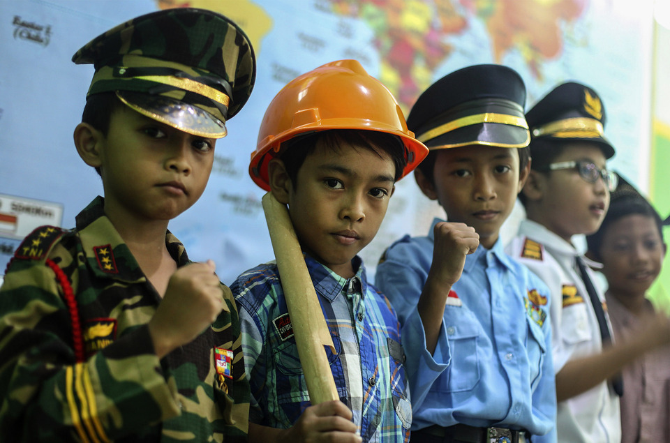 Students wear uniforms of their favorite professions in a dress-up party at an elementary school in Solo, Central Java, on Heroes Day, Thursday (10/11). (Antara Photo/Maulana Surya)
