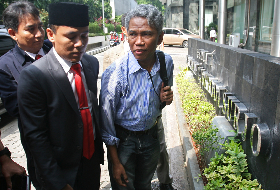 Buni Yani, right, who allegedly edited Jakarta Governor Basuki 'Ahok' Tjahaja Purnama's so-called 'blasphemy video,' appeared before police investigators on Thursday (10/11). (Antara Photo/Reno Esnir)