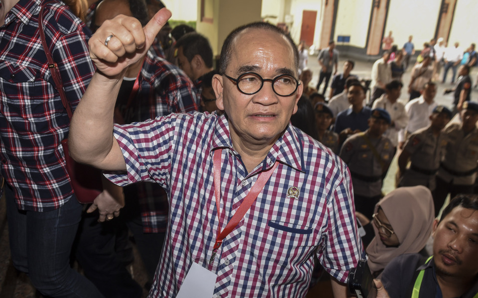 Democratic Party politician Ruhut Sitompul, pictured, has urged party chairman Susilo Bambang Yudhoyono to keep a cool head and act like a statesman following his outburst during a press conference on Tuesday (02/11). (Antara Photo/Hafidz Mubarak A.)