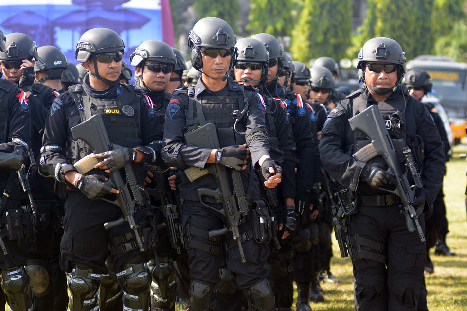A combined force of 61,000 personnel will be deployed to secure more than 13,000 polling stations for the second round of the Jakarta gubernatorial election on Wednesday (19/04). (Antara Photo/Wira Suryantala)