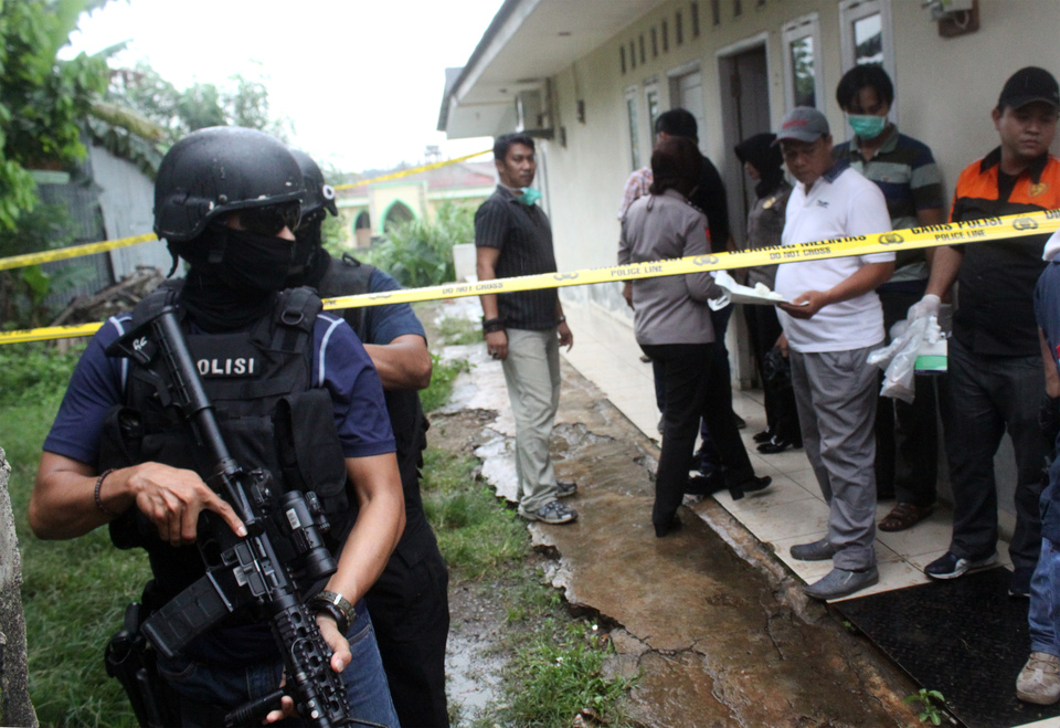 Five men who were arrested in the West Java district of Bekasi on Friday (18/11) are suspected of sending Indonesian militants to fight under the Islamic State group. (Antara Photo/Risky Andrianto)