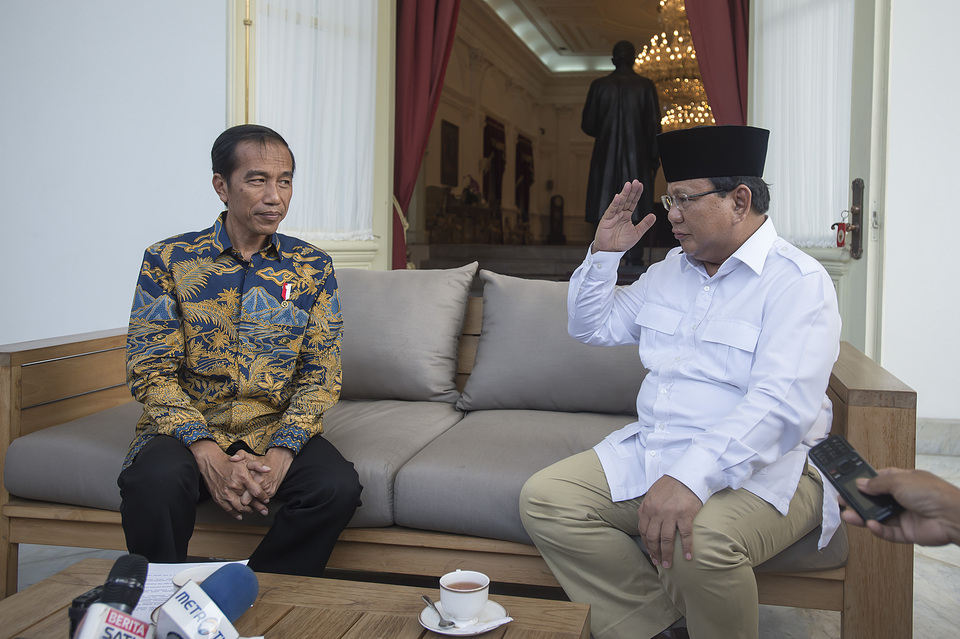 President Joko 'Jokowi' Widodo and Gerindra chairman Prabowo Subianto during a press conference at Merdeka Palace in Central Jakarta on Thursday (17/11). (Antara Photo/Widodo S. Jusuf)