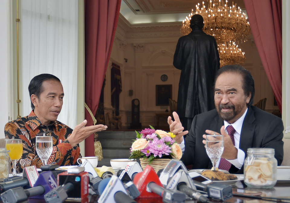 President Joko 'Jokowi' Widodo during a breakfast meeting with National Democratic Party (NasDem) chairman Surya Paloh at Merdeka Palace in Central Jakarta on Tuesday morning (22/11). (Antara Photo/Yudhi Mahatma)