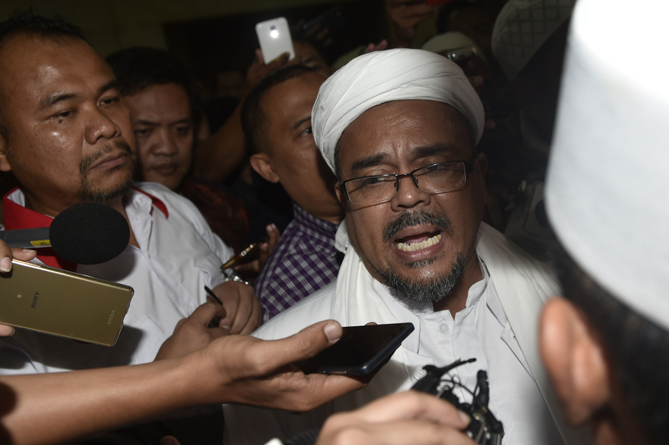 Firza Husein, a key witness in an ongoing pornography case allegedly implicating firebrand Islamist cleric Rizieq Shihab, remained tight-lipped as she underwent interrogation by Jakarta Police on Tuesday (16/05).(Antara Photo/Puspa Perwitasari)