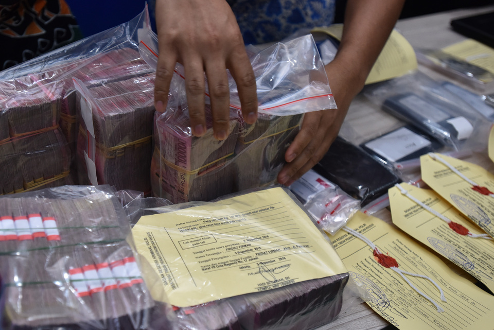 A neighborhood watch leader was questioned by North Jakarta Police on Wednesday (23/11) for reportedly name-dropping the police to collect unauthorized donation. (Antara Photo/Wahyu Putro A.)
