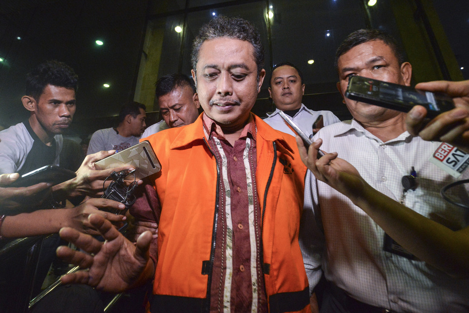 Tax officer Handang Soekarno at the Corruption Eradication Commission on Tuesday (22/11). (Antara Photo/Hafidz Mubarak A)