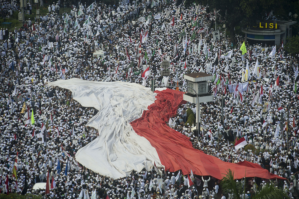 Anti-Ahok protesters near the Bank Indonesia fountain in Central Jakarta earlier this month. (Antara Photo/Widodo S. Jusuf)
