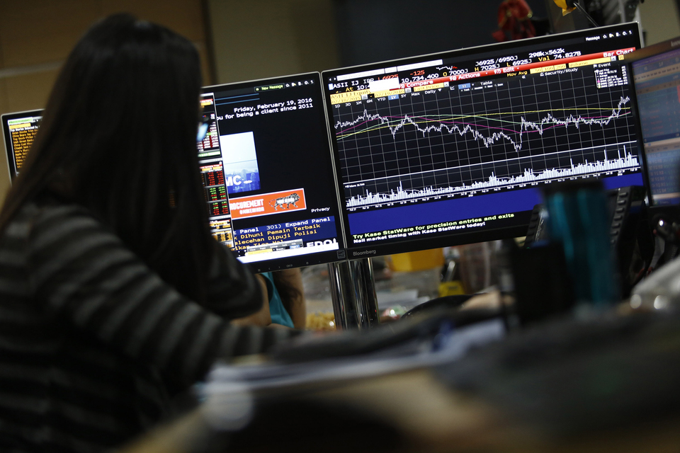 Indonesia stock index falls 3 percent, touching its lowest level in nearly a month, as the rupiah drops on early Friday (11/11) trading. (ID Photo/David Gita Roza)