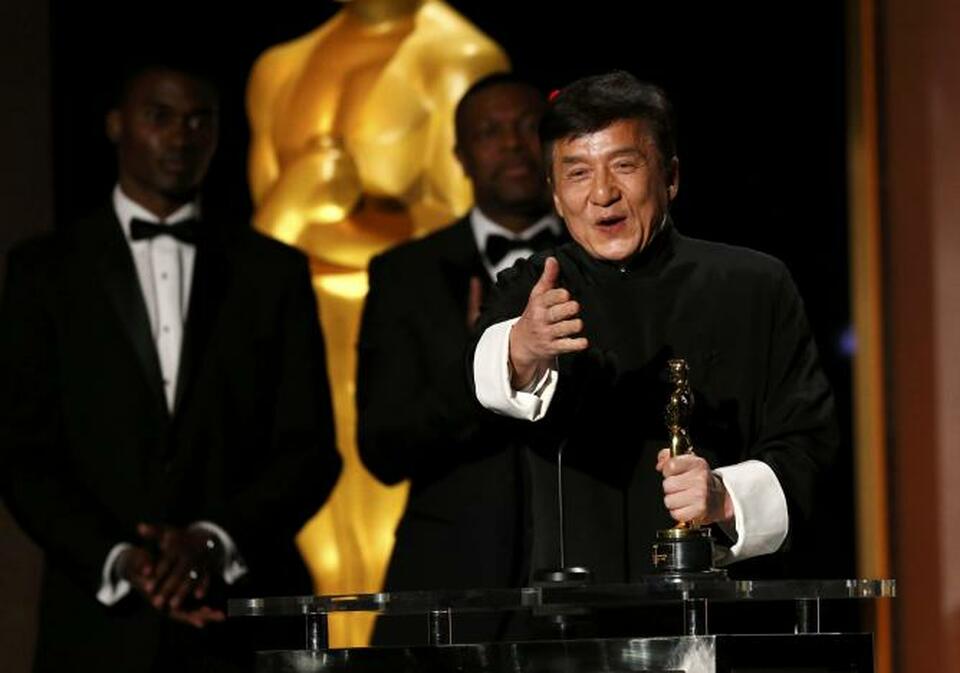 Actor Jackie Chan reacts as he accepts his Honorary Award as actor Chris Tucker (center) looks on at the 8th Annual Governors Awards in Los Angeles, California, US, November 12, 2016.  (Reuters Photo/Mario Anzuoni)