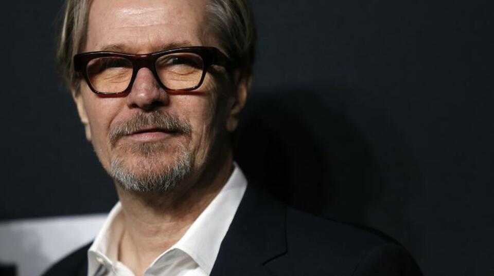 Actor Gary Oldman poses as he arrives for the Saint Laurent fall collection fashion show at the Hollywood Palladium in Los Angeles, California February 10, 2016.   (Reuters Photo/Mario Anzuoni/File Photo)