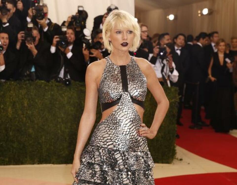 Singer-songwriter Taylor Swift arrives at the Metropolitan Museum of Art Costume Institute Gala (Met Gala) to celebrate the opening of "Manus x Machina: Fashion in an Age of Technology" in the Manhattan borough of New York, May 2, 2016.  (Reuters Photo/Lucas Jackson)