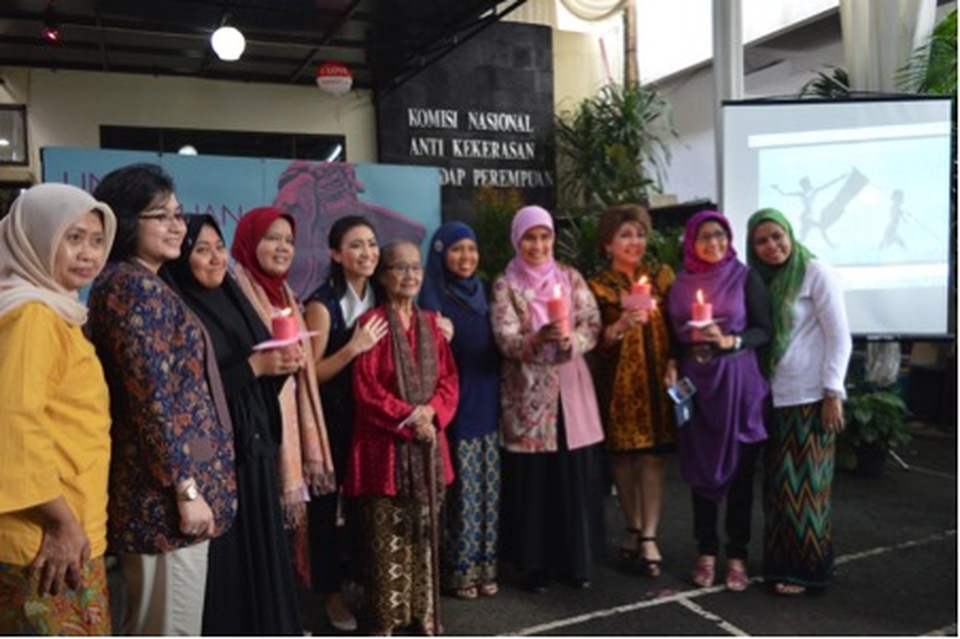 Speakers at a public consultation session lighting candles in a symbolic gesture of hope that the path to the ratification of the elimination of sexual violence bill will be bright. (Photo courtesy of Komnas Perempuan)