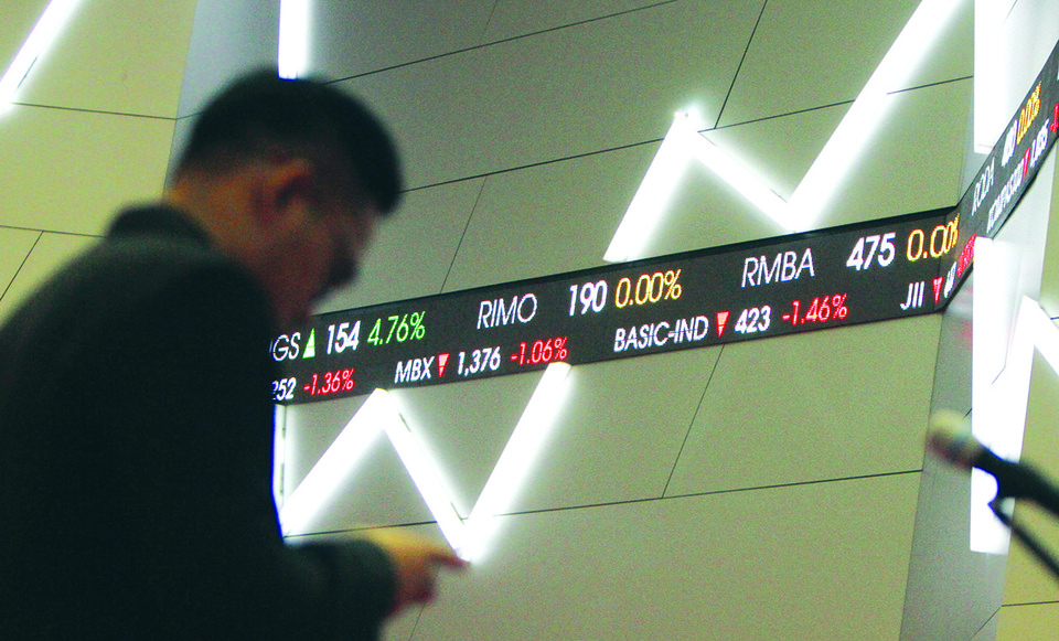  Asian shares and currencies struggled on Thursday (15/12) after the Federal Reserve raised rates for the first time in a year and hinted at the risk of a faster pace of tightening than investors were positioned for. (ID Photo/David Gita Roza)