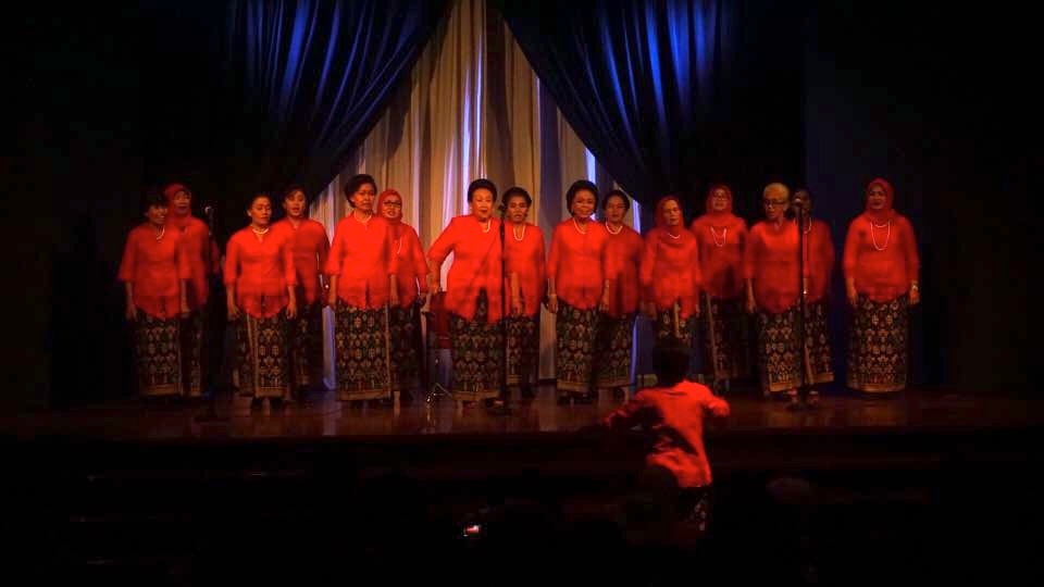 Dialita choir showcasing their talent in singing at Screendoc Expanded event at Erasmus Huis, Kuningan, Jakarta (1/12). (JG Photo/Diella Yasmine)