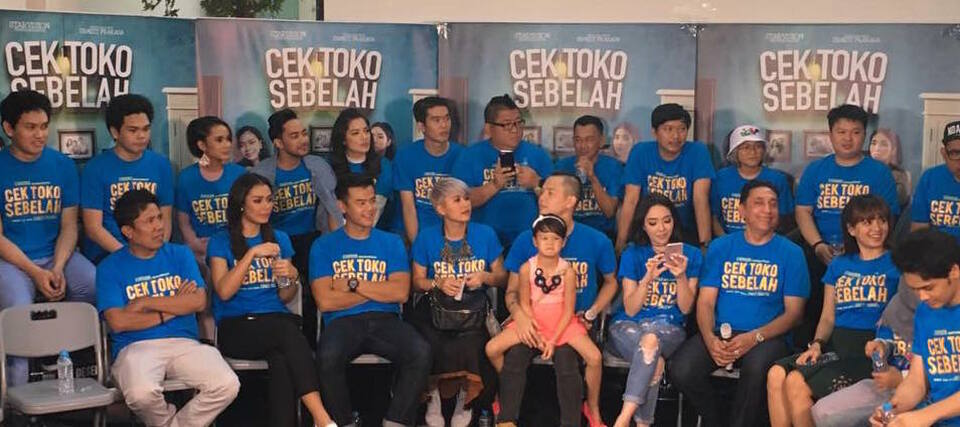 The cast and crew of 'Cek Toko Sebelah' at a media gathering at Epicentrum Mall, Kuningan, South Jakarta, on Tuesday (20/12). (JG Photo/Diella) 
