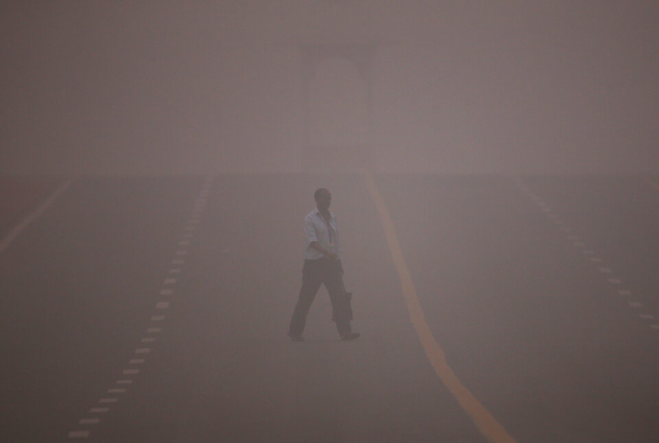 A man crosses a road amidst the heavy smog in New Delhi, India, November 6, 2016. (Reuters Photo/Adnan Abidi)