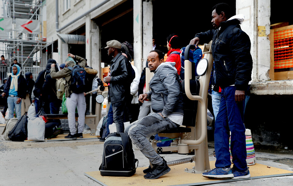 Migrants wait for a bus to leave the reception center for migrants and refugees near Porte de La Chapelle north of Paris on Nov. 25, 2016.  (Reuters Photo/Jacky Naegelen)