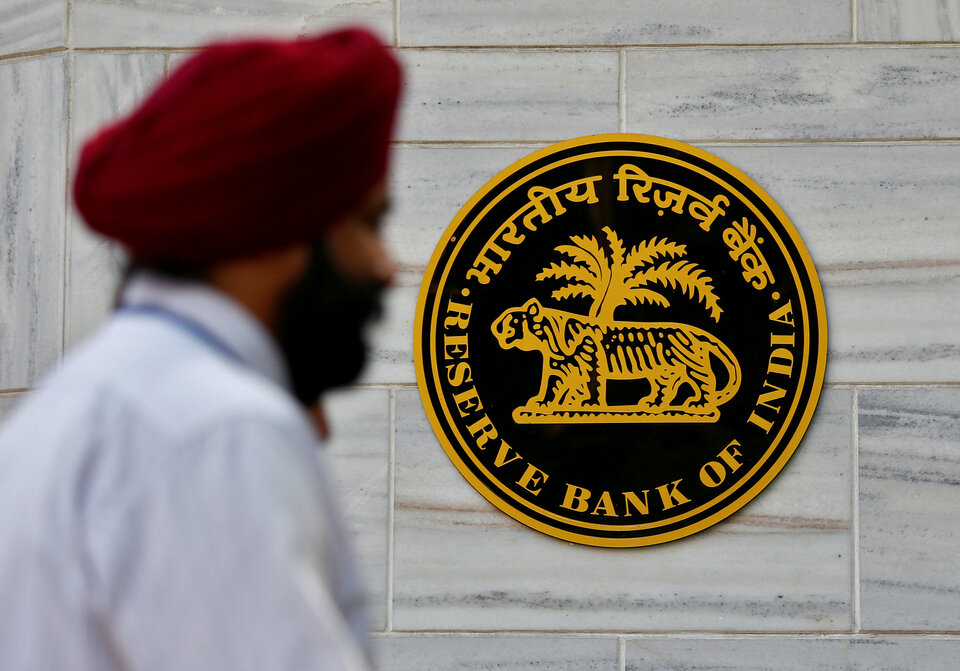 India on Friday (05/05) tweaked its laws to help tackle a record $150 billion in troubled bank debts, giving its central bank greater power to identify and enforce resolution on specific soured loans.  (Reuters Photo/Danish Siddiqui)