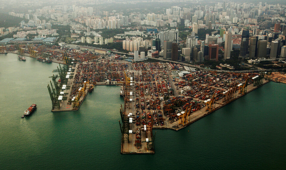 Singapore port operator Jurong Port is entering the oil storage business to diversify its revenue as volumes passing through its cement and steel terminals fall amid a slowdown in the construction and shipbuilding sectors, its chief executive said. (Reuters Photo/Edgar Su)