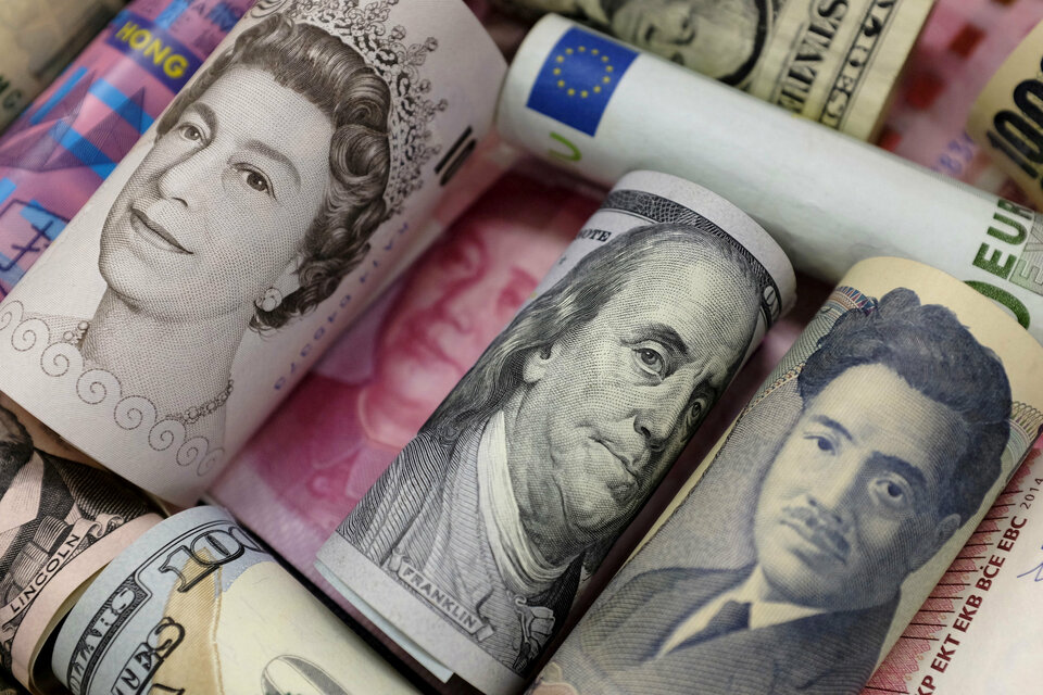 Bank notes of Euro, Hong Kong dollar, US dollar, Japanese yen, British pound and Chinese yuan are seen in this picture illustration. (Reuters Photo/Jason Lee)