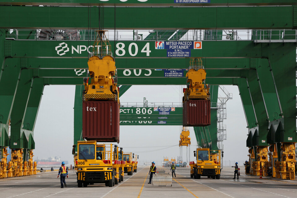 A ship is unloaded at New Priok Container Terminal One in Tanjung Priok, north Jakarta, Indonesia November 16, 2016. Picture taken November 16, 2016.  (Reuters Photo/Darren Whiteside)