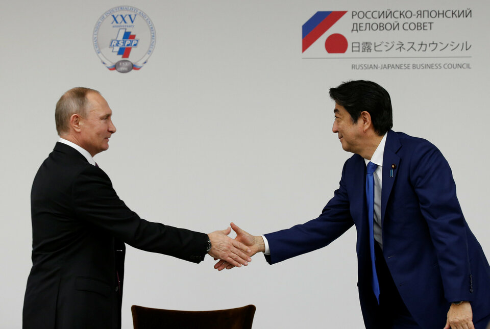 Japanese Prime Minister Shinzo Abe will visit Russia in late April for a summit with President Vladimir Putin, Foreign Minister Fumio Kishida said on Monday (20/03). (Reuters Photo/Kim Kyung-Hoon)