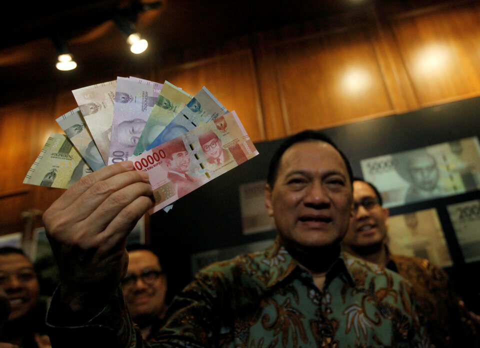 Indonesia's Central Bank Governor Agus Martowardojo holds new Indonesian Rupiah banknotes at an official ceremony in Jakarta, Indonesia December 19, 2016. (Reuters Photo/Fatima El-Kareem)