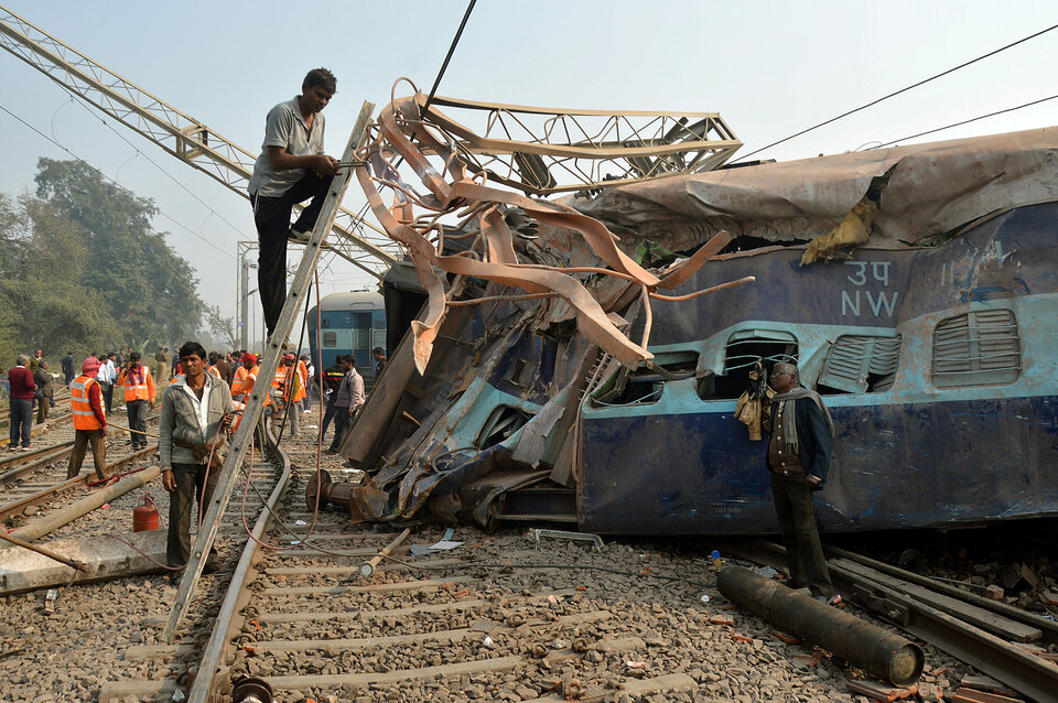 A train came off the tracks in India's northern state of Uttar Pradesh on Saturday (19/08), killing at least 10 people and wounding more than 100 as carriages slammed into each other, the local chief medical officer said. (Reuters Photo/Stringer)