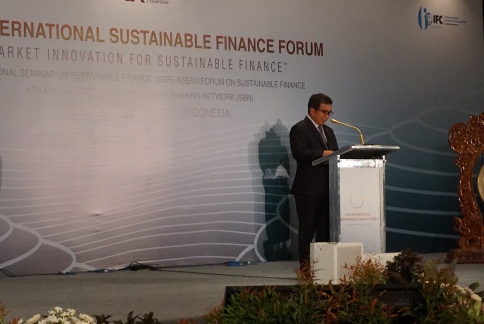 Financial Services Authority of Indonesia chairman, Muliaman Hadad delivers a speech during the 2016 International Sustainable Finance Forum on Thursday (01/12). (JG Photo/Sheany)