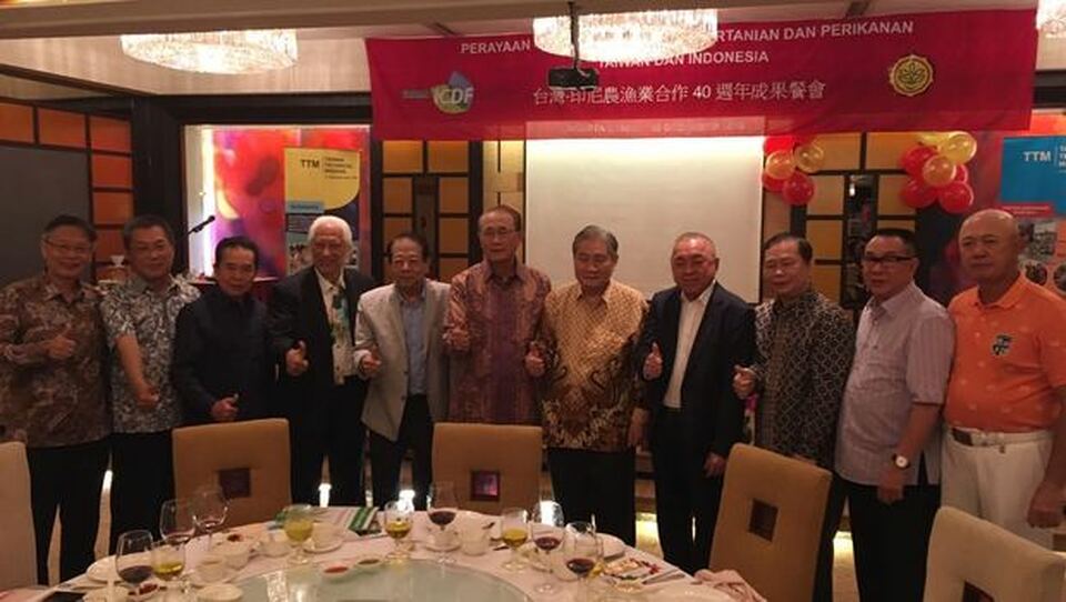Taipei Economic and Trade Office (TETO) head in Indonesia, Chang Liang-Jen (center) taking photos with the guests during a ceremonial dinner to celebrate four decades of Taiwan-Indonesia agriculture and fisheries partnerships in Jakarta on Thursday evening (08/12). (Beritasatu.com)