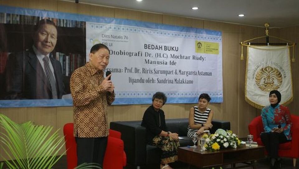 Lippo Group founder and chairman Mochtar Riady speaking during a discussion of his autobiography, 'Man of Ideas,' at the University of Indonesia in Depok, West Java, on Tuesday (13/12). (ID Photo/David Gita Roza)