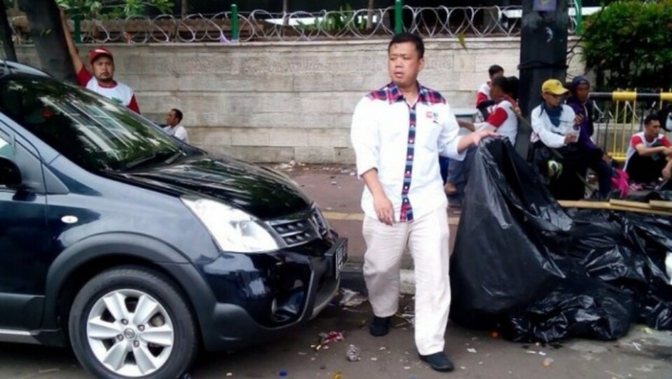 Former chairman of Nahdlatul Ulama, or NU, youth organization GP Ansor, Nusron Wahid, and around 2,400 members of NU's volunteer group, or Relawan Nusantara or RelaNU, cleaned up discarded garbage after the #KitaIndonesia rally on Sunday (04/12). (Beritasatu Photo)