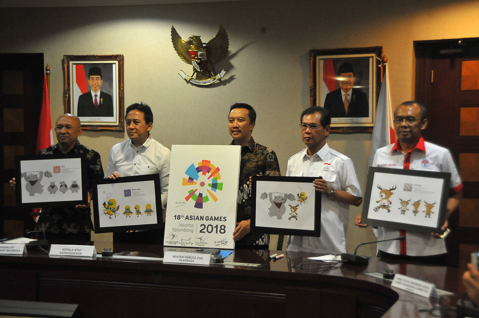 Indonesian Olympic Committee (KOI) deputy chairman Muddai Madang, second from right, during the launch of the 2018 Asian Games logo in Jakarta in July 2016. (Photo courtesy of the Sports Ministry)