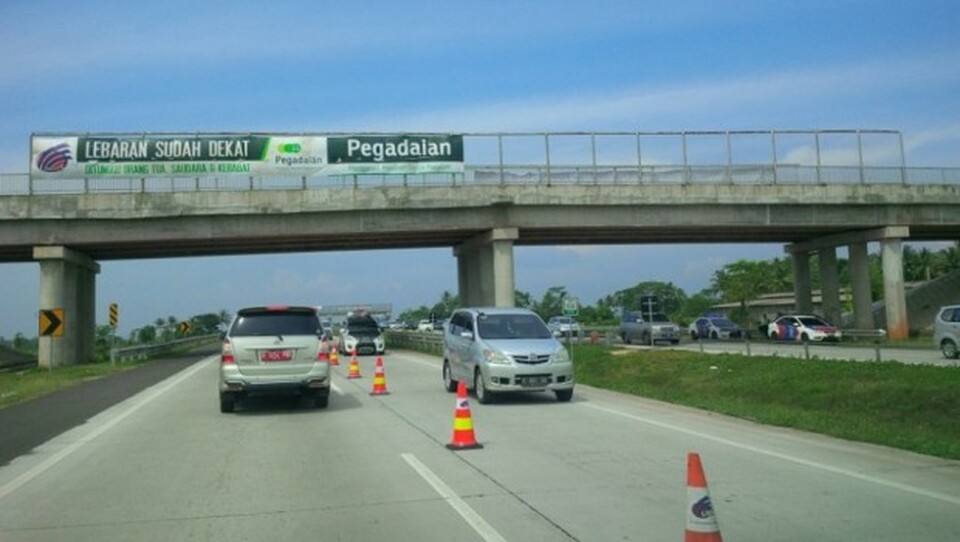 An example of a contraflow traffic system on the Jakarta-Cikampek toll road in this file photo. (Antara Photo)