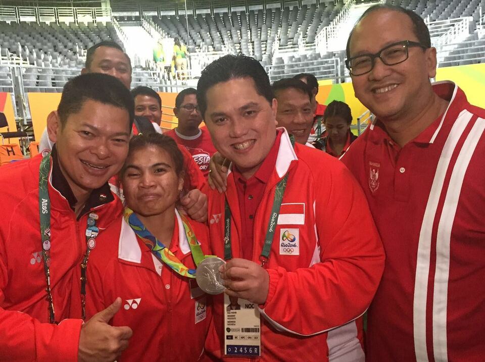 Sri Wahyuni, second from left, and Pabbsi chairman Rosan Roeslani, far right, pose with Wahyuni's silver medal in Brazil during the 2016 Rio Olympics. (Photo courtesy of the Indonesia Olympic Committee)