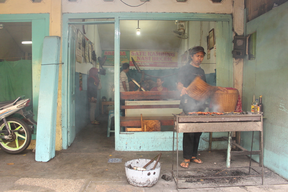 A man grills mutton satays at his family's decades old stall in Nganjuk, East Java. (JG Photo/Ratri M. Siniwi)
