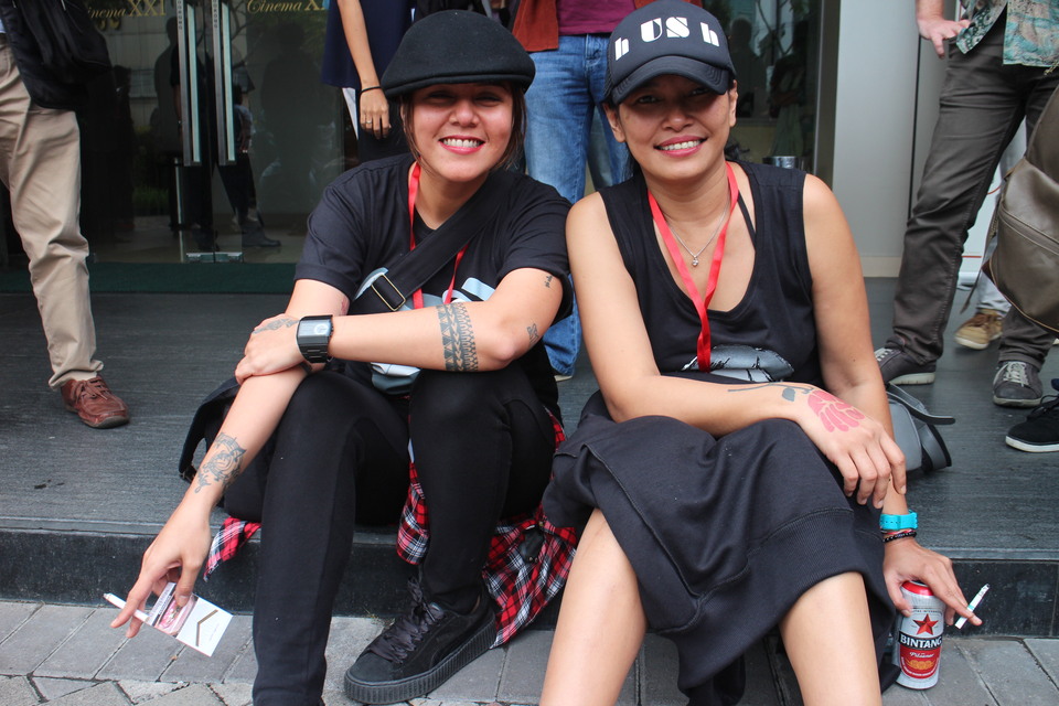 Cinta Ramlan, left, and Djenar Maesa Ayu at Empire XXI in Yogyakarta on Friday (02/12). (JG Photo/Lisa Siregar)