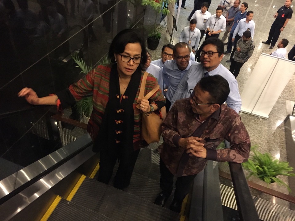 Finance Minister Sri Mulyani Indrawati and the director general of taxation, Ken Dwijugiasteadi, in conversation during the minister's impromptu visit to the tax office in Jakarta on Wednesday (28/12). (JG Photo/Tabita)