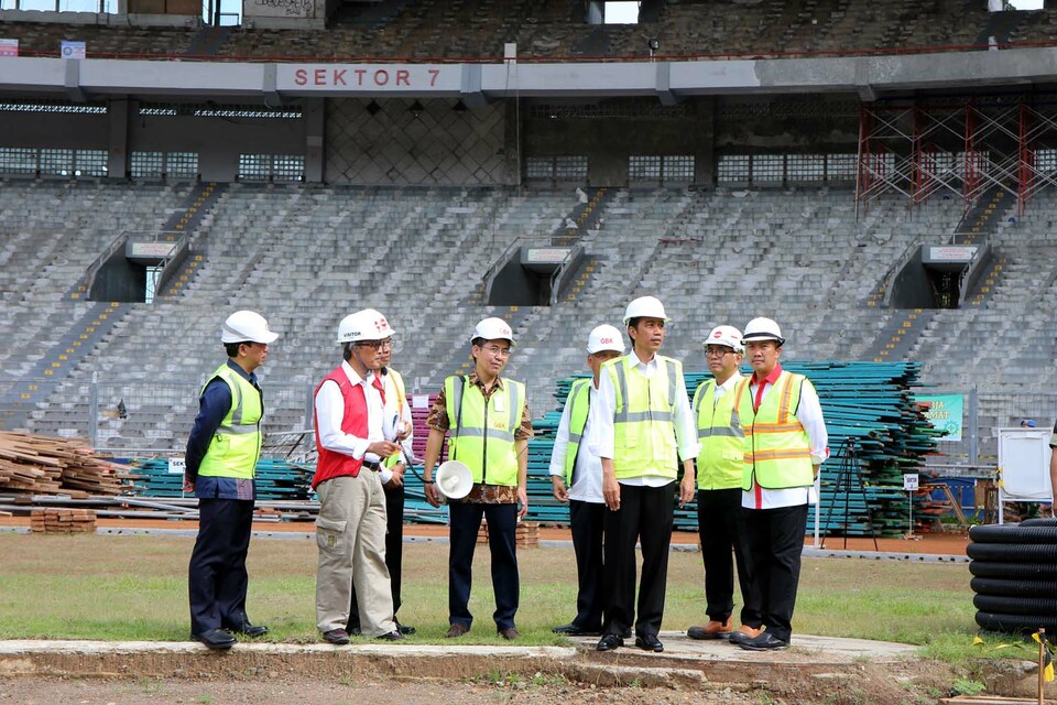 President Joko 'Jokowi' Widodo inspects renovation work on Jakarta's Gelora Bung Karno sports complex on Friday (02/12). (Photo courtesy of the Sports Ministry)