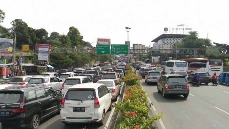 Heavy traffic congestion seen in the Puncak area of Bogor, West Java, on Sunday (25/12). (Beritasatu.com Photo/Vento Saudale)