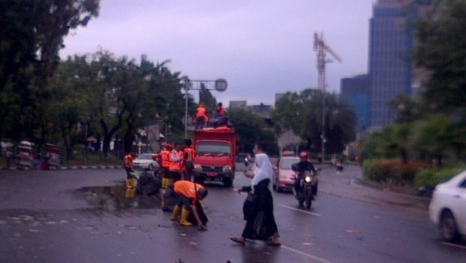 The Orange Squad will clean up Jakarta after New Year's celebrations.  (BeritaSatu.com Photo/Bayu Marhaenjati)