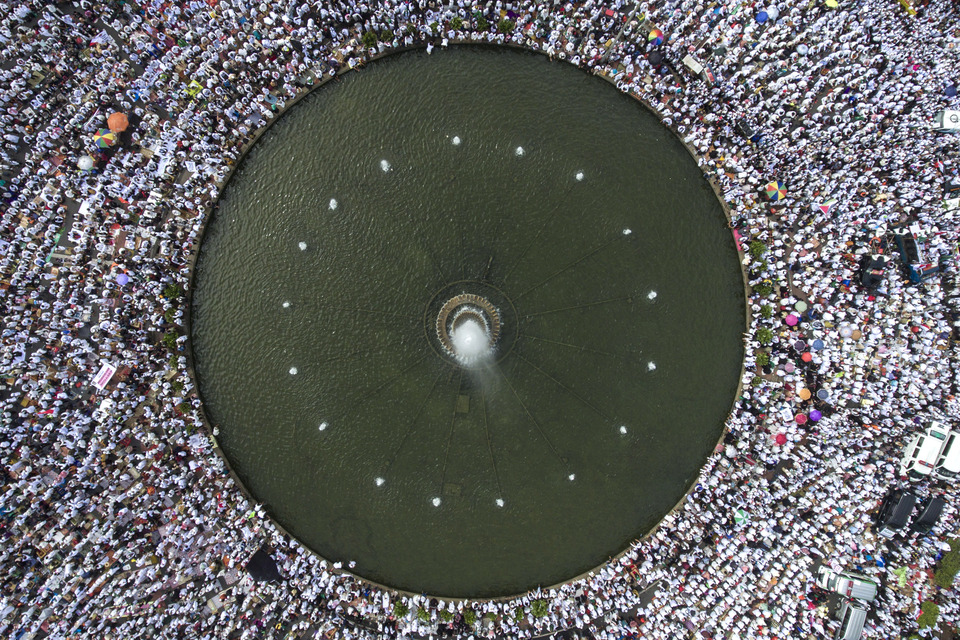Thousands of Muslims joined a mass Friday prayer near the Bank Indonesia traffic circle in Central Jakarta on Dec. 2. (Antara Photo/Sigid Kurniawan)
