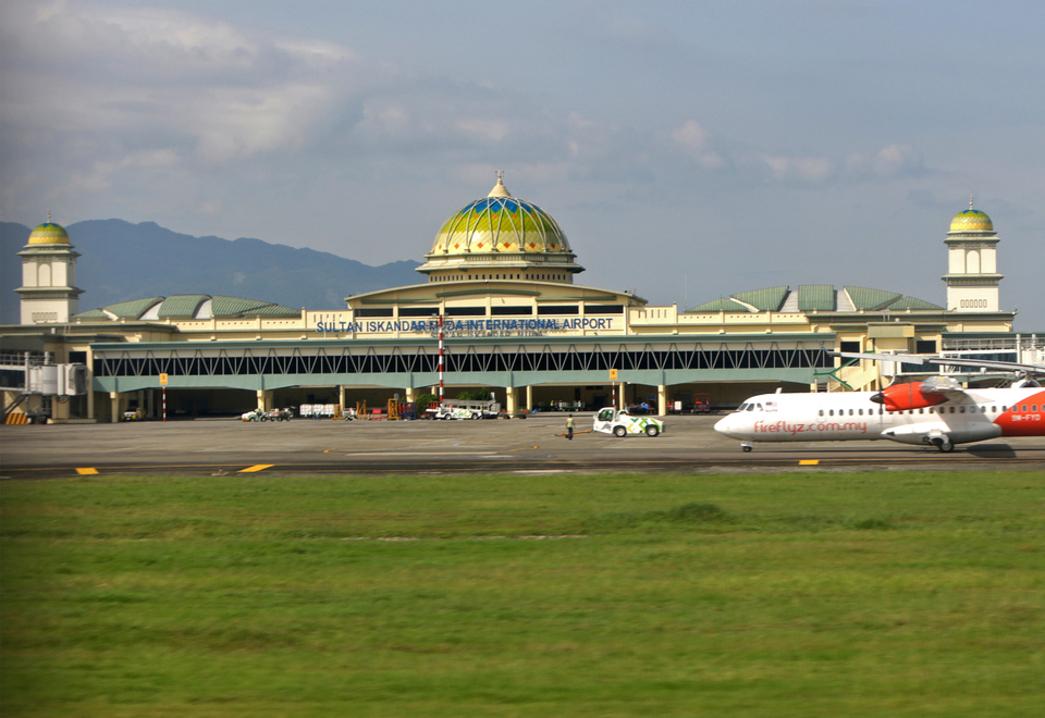 A landscape view of Sultan Iskandar Muda International Airport in Blang Bintang, Aceh on Wednesday (28/12). The airport has been named the best halal airport in the world in Halal World Travel Awards, in 2016 beating others including Kuala Lumpur International Airport, King Abdulaziz International Airport, Hamad International Airport in Doha and Dubai International Airport. (Antara Photo/Irwansyah Putra)