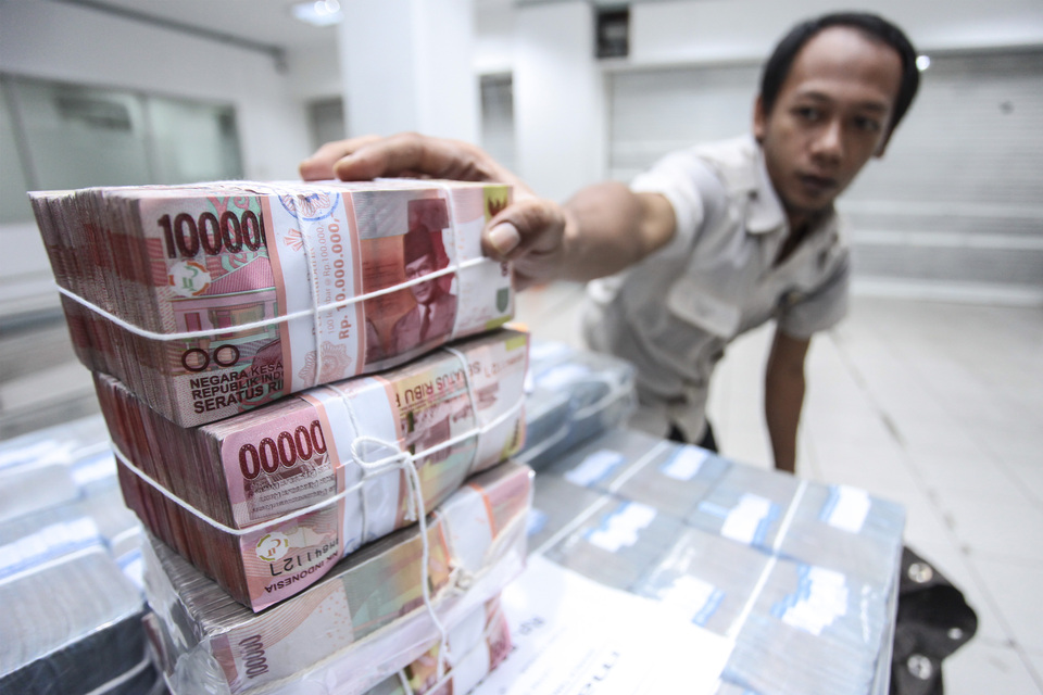The Ministry of Finance has sold Rp 7 trillion ($524.82 million) of Islamic bonds at an auction, above the indicative target of Rp 5 trillion.(Antara Photo/Muhammad Adimaja)