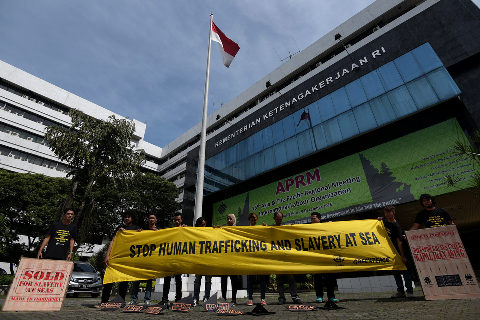 Members of the Indonesian Migrant Workers Union and Greenpeace demonstrate at the Ministry of Manpower in Jakarta on Friday (09/12) ahead of the International Human Rights Day observed every year on Dec. 10. They ask the government to improve the protection of Indonesian workers on foreign fishing vessels. (Antara Photo/Sigid Kurniawan)Members of the Indonesian Migrant Workers Union and Greenpeace demonstrate at the Ministry of Manpower in Jakarta on Friday (09/12) ahead of the International Human Rights Day observed every year on Dec. 10. They ask the government to improve the protection of Indonesian workers on foreign fishing vessels. (Antara Photo/Sigid Kurniawan)Members of the Indonesian Migrant Workers Union and Greenpeace demonstrate at the Ministry of Manpower in Jakarta on Friday (09/12), ahead of the International Human Rights Day observed every year on Dec. 10. They ask the government to improve the protection of Indonesian workers on foreign fishing vessels. (Antara Photo/Sigid Kurniawan)


