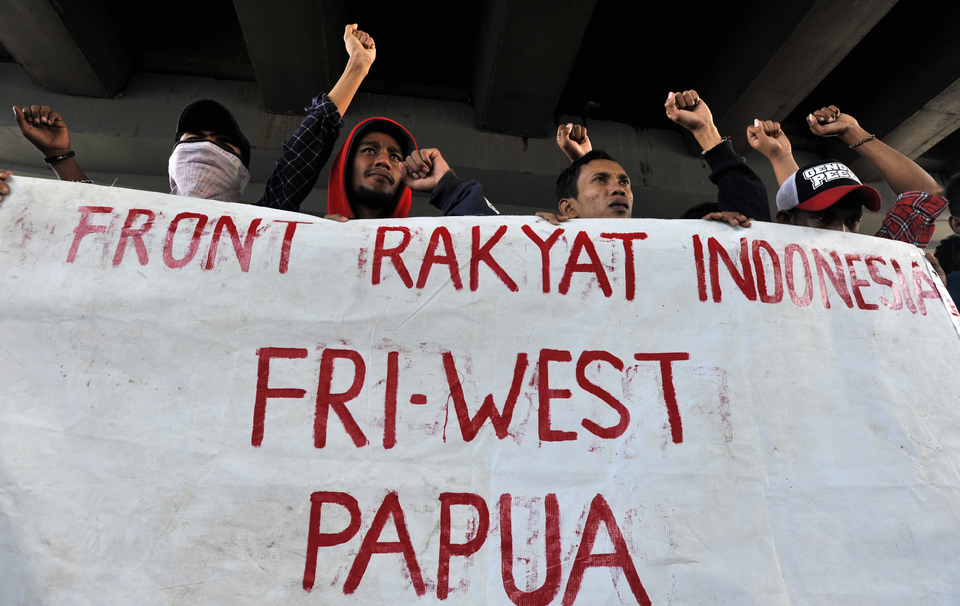 Students from the Indonesian Peoples Front of West Papua (FRI) participating in a protest rally in Makassar, South Sulawesi, on Dec. 1. The group called on the government to better support the people of West Papua and to distribute more funding and development to the region. (Antara Photo/Yusran Uccang)