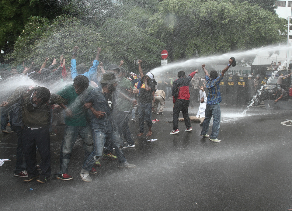 Police disperse a demonstration by the Papuan Students Alliance and the Indonesian Front for West Papua in Central Jakarta on Thursday (01/12). Protesters are demanding the government to hold a referendum for Papuan independence. (Antara Photo/Juan Ferdinand) 
