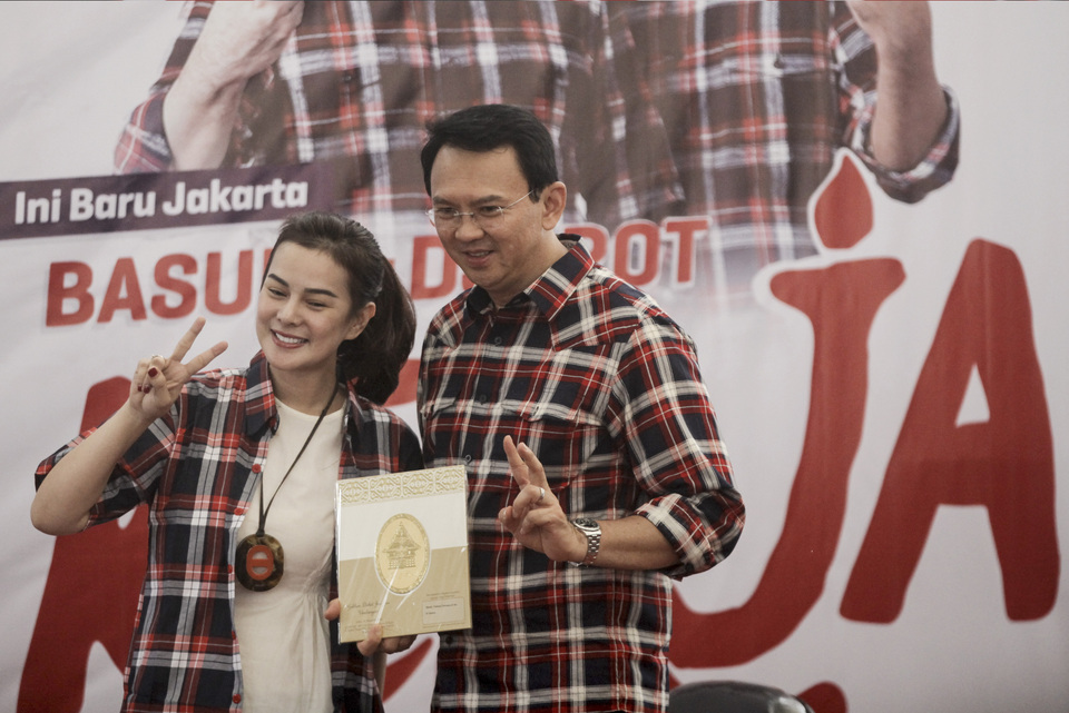 Basuki 'Ahok' Tjahaja Purnama poses with actress Astrid Tiar at his Rumah Lembang campaign headquarters in Central Jakarta in this Nov. 18, 2016 file photo. (Antara Photo/Hafidz Mubarak A.)